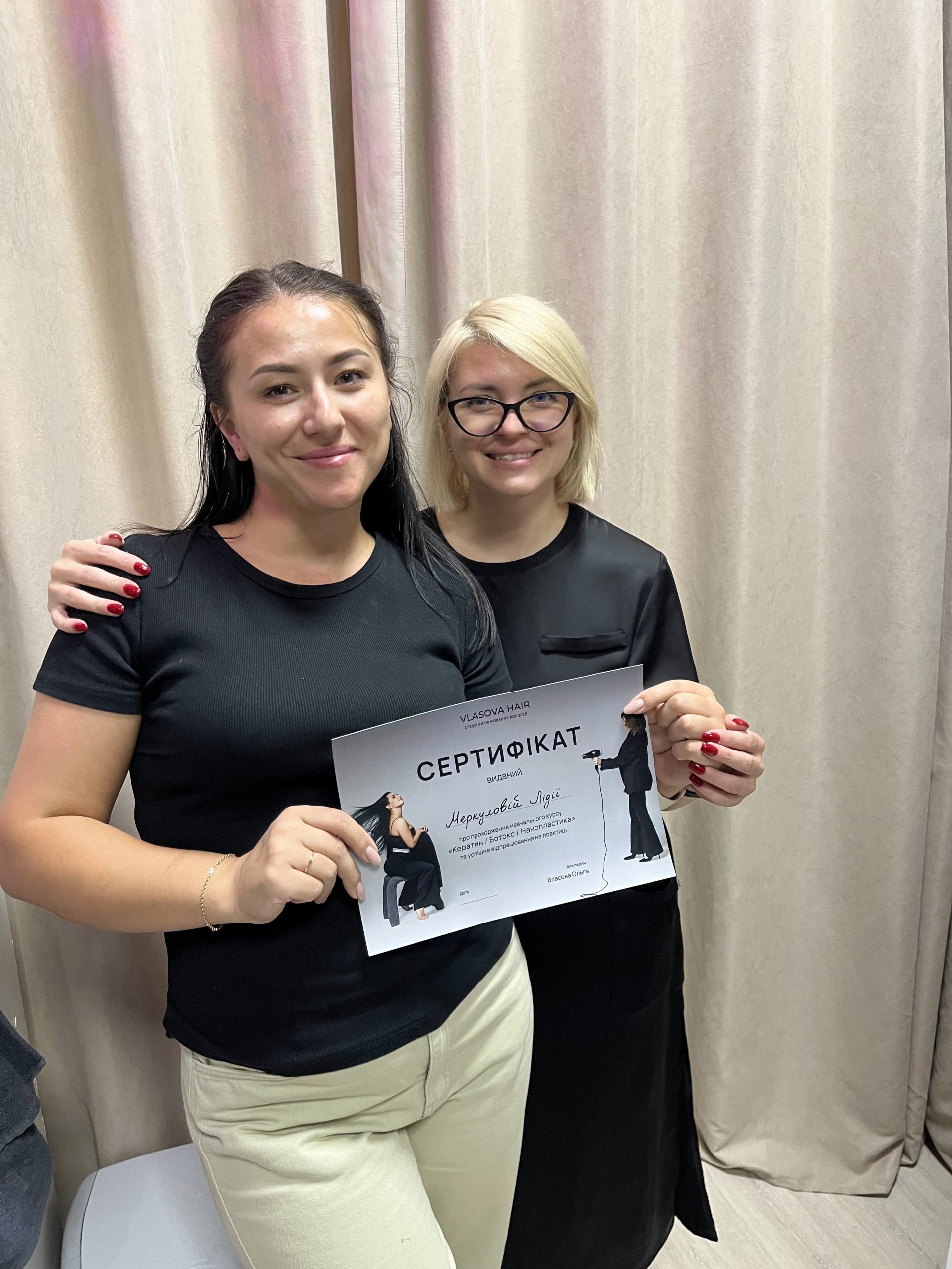 Оля Власова та учениця після завершення індивідуального навчання